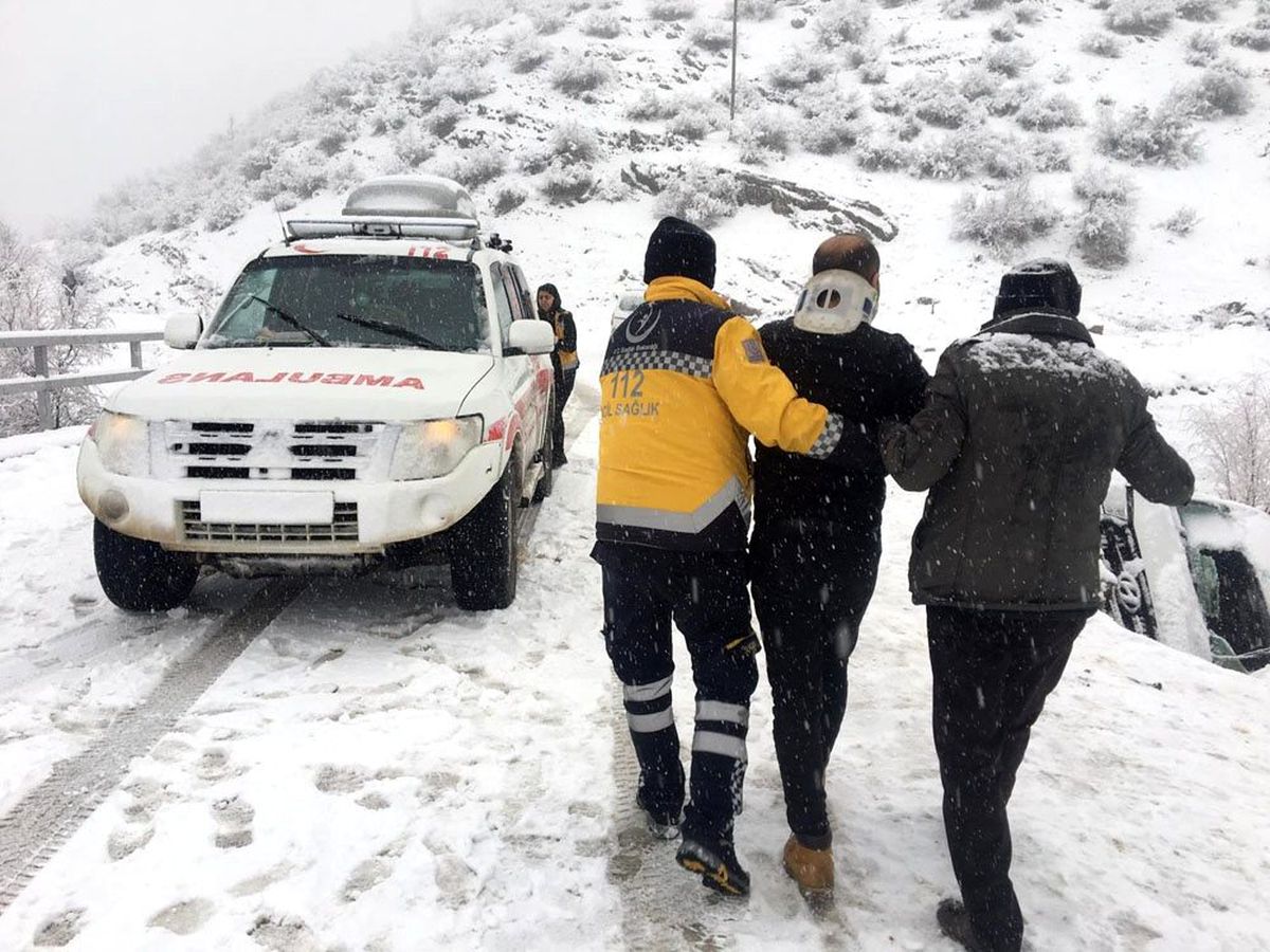 Yolcu minibüsü şarampole yuvarlandı: 5 yaralı
