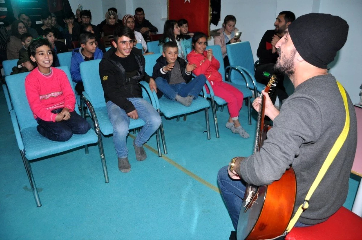 Yüksekova\'da engelli öğrencilere mini konser