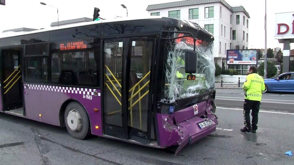 Zeytinburnu 10. Yıl Caddesi\'nde durağa yanaşan otobüs, hızını ayarlayamayarak durakta bekleyen...