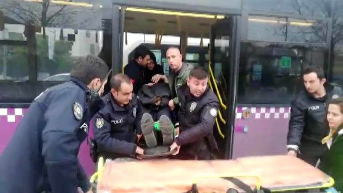 Zeytinburnu\'nda durakta bekleyen otobüse başka bir otobüs çarptı: 15 hafif yaralı (2)