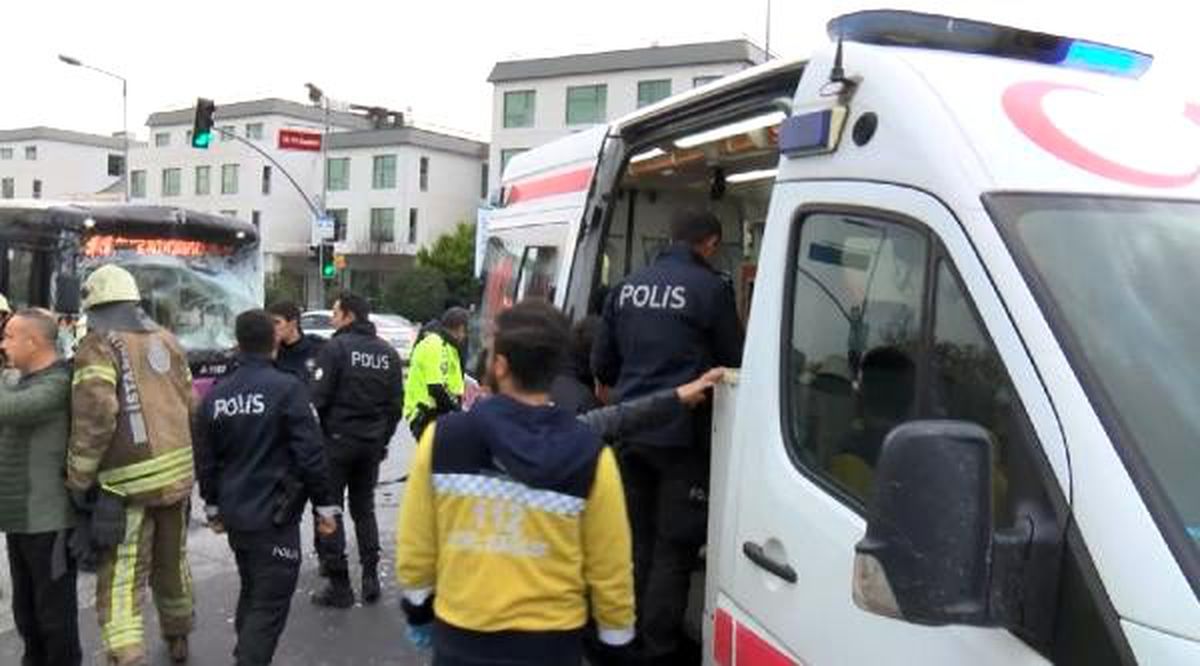 Zeytinburnu\'nda durakta bekleyen otobüse başka bir otobüs çarptı: 15 hafif yaralı