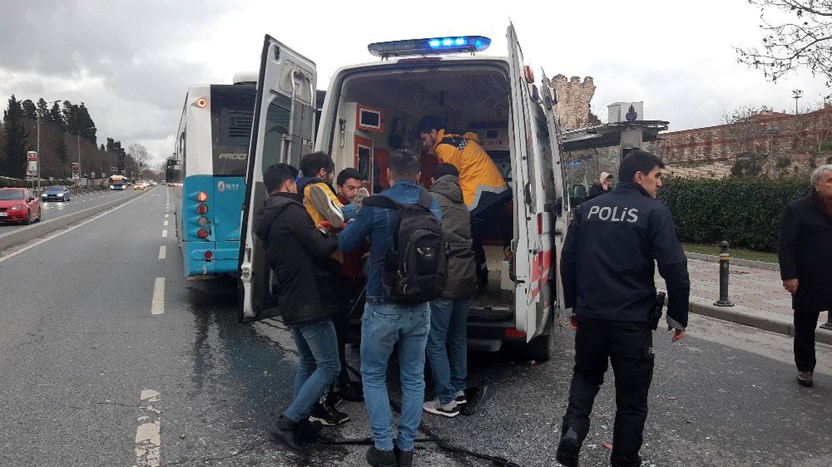 Zeytinburnu\'nda durakta otobüs bir başka otobüse çarptı: 15 yaralı
