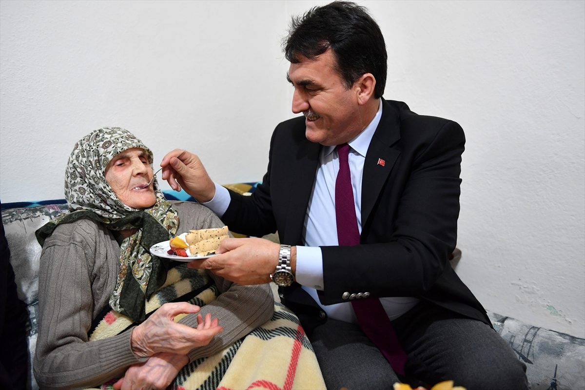 105 yaşına giren Ümriye nineye sürpriz doğum günü kutlaması