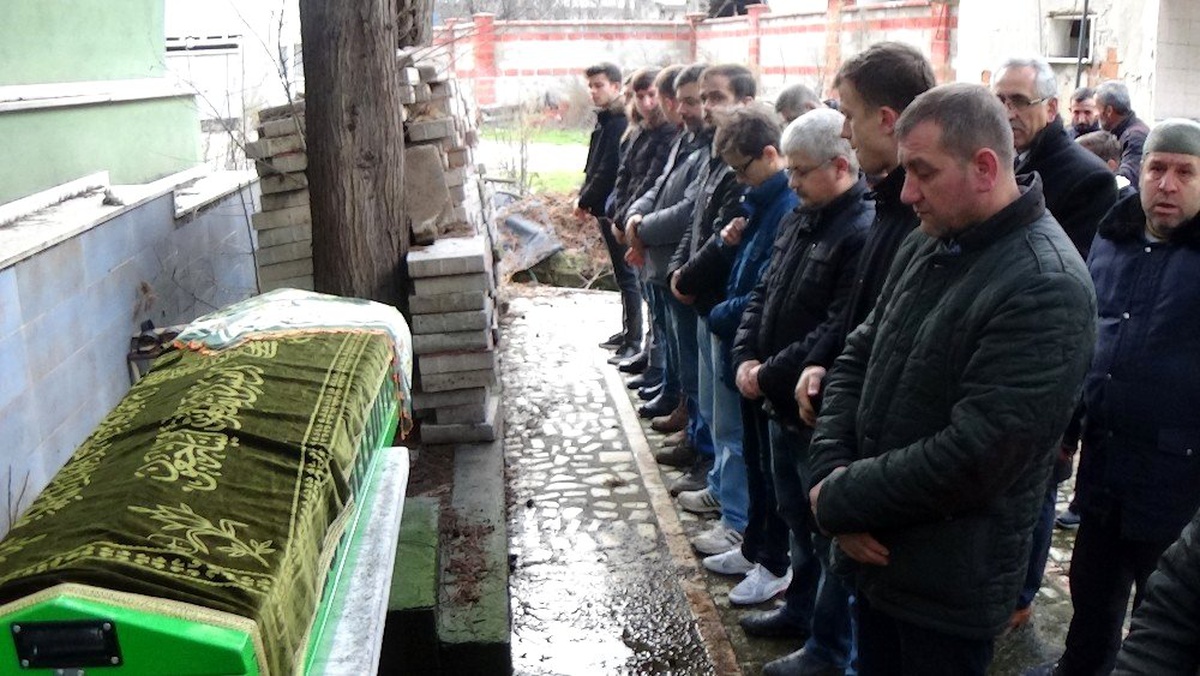 107 yaşında hayatını kaybeden Şükriye Nine toprağa verildi