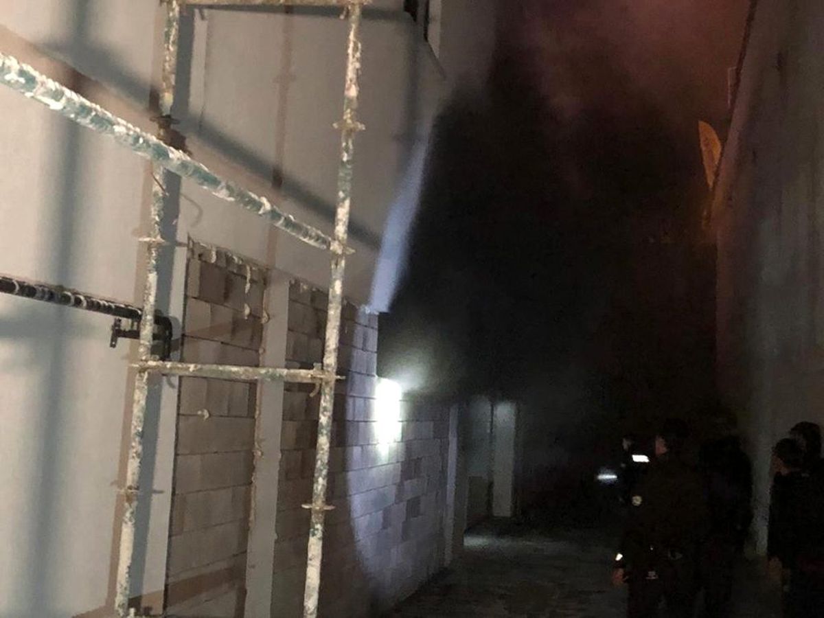 18 katlı apartmanın kapalı otoparkında 2 araç yandı