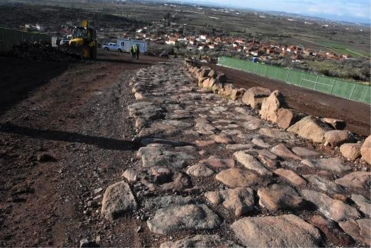 2 bin 600 yıllık antik yolun taşları puzzle gibi yeniden birleştiriliyor