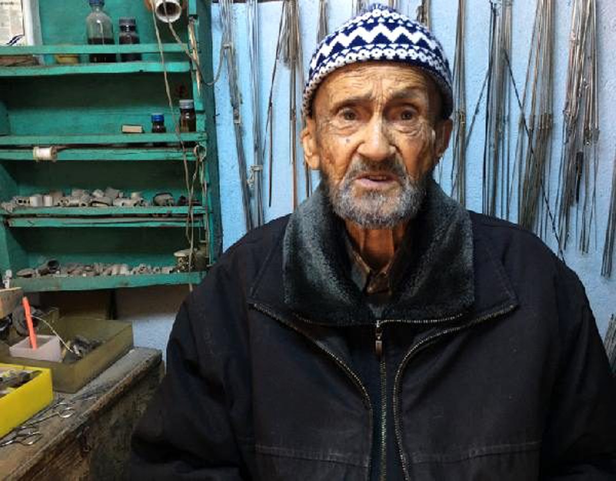 95 yaşında şemsiye tamir ediyor