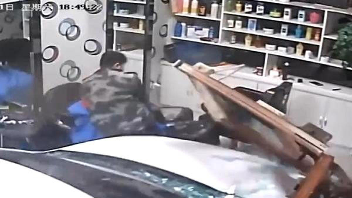 Acemi sürücü berber dükkanına daldı