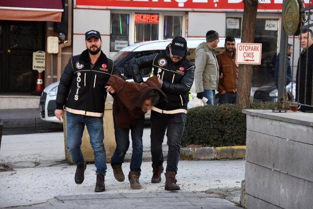 Adliyeye sevk edilen uyuşturucu şüphelisi \'Yüzümü açmayın\' diye bağırdı