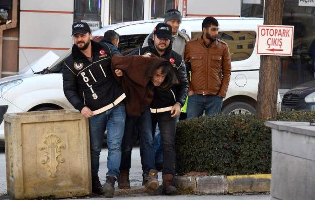 Adliyeye sevk edilen uyuşturucu şüphelisi \'Yüzümü açmayın\' diye bağırdı (2)