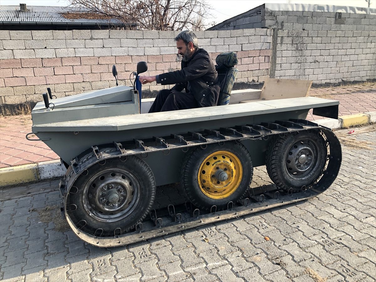 Baba ve oğlu kendi imkanlarıyla paletli arazi aracı üretti