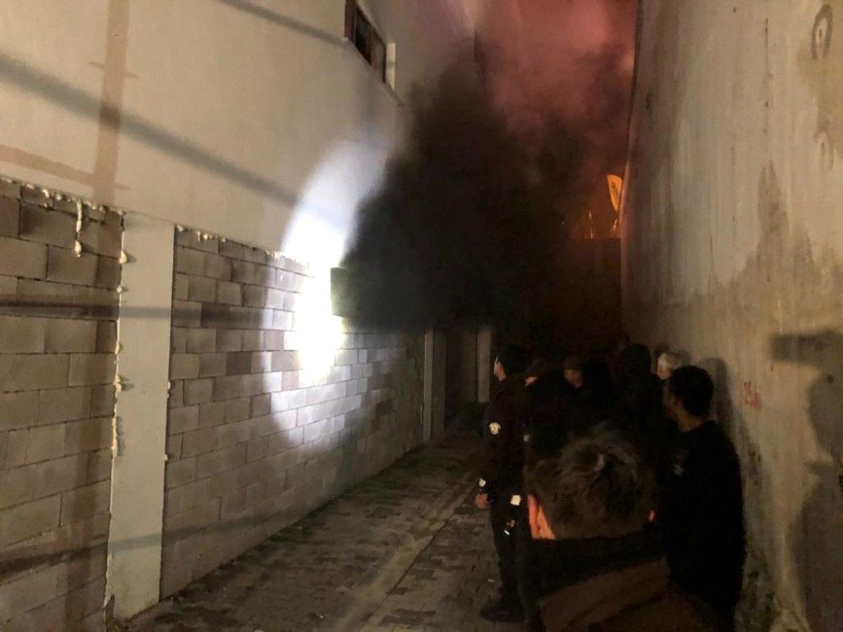 Başkent\'te 18 katlı apartmanın kapalı otoparkında 2 araç yandı