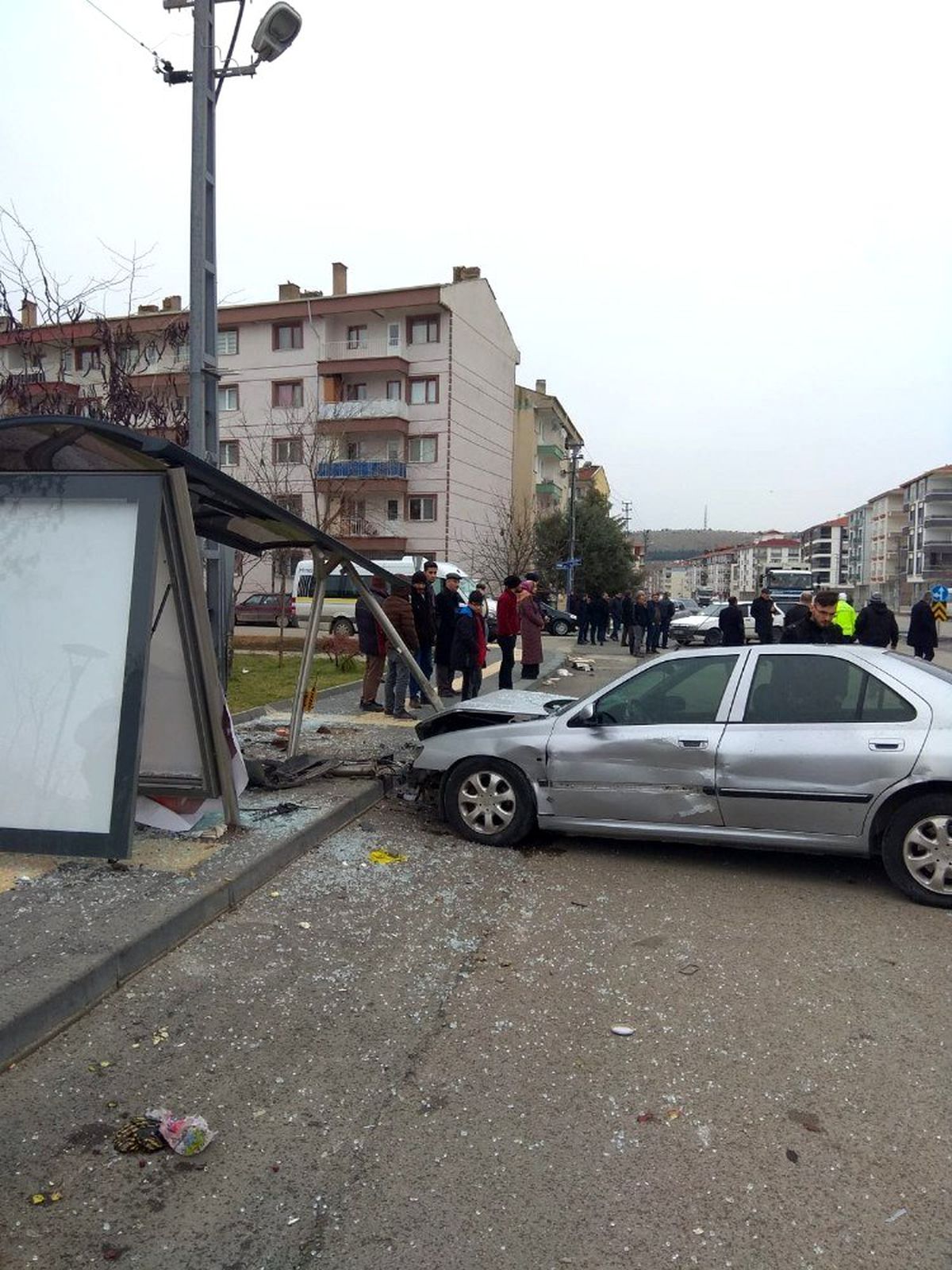 Başkent\'te otomobil otobüs durağına çarptı: 2 yaralı