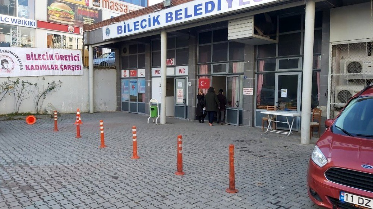 Bilecik Üretici Kadınlar Çarşısı önündeki dubalı engel sürücülere zorluk yaşatıyor