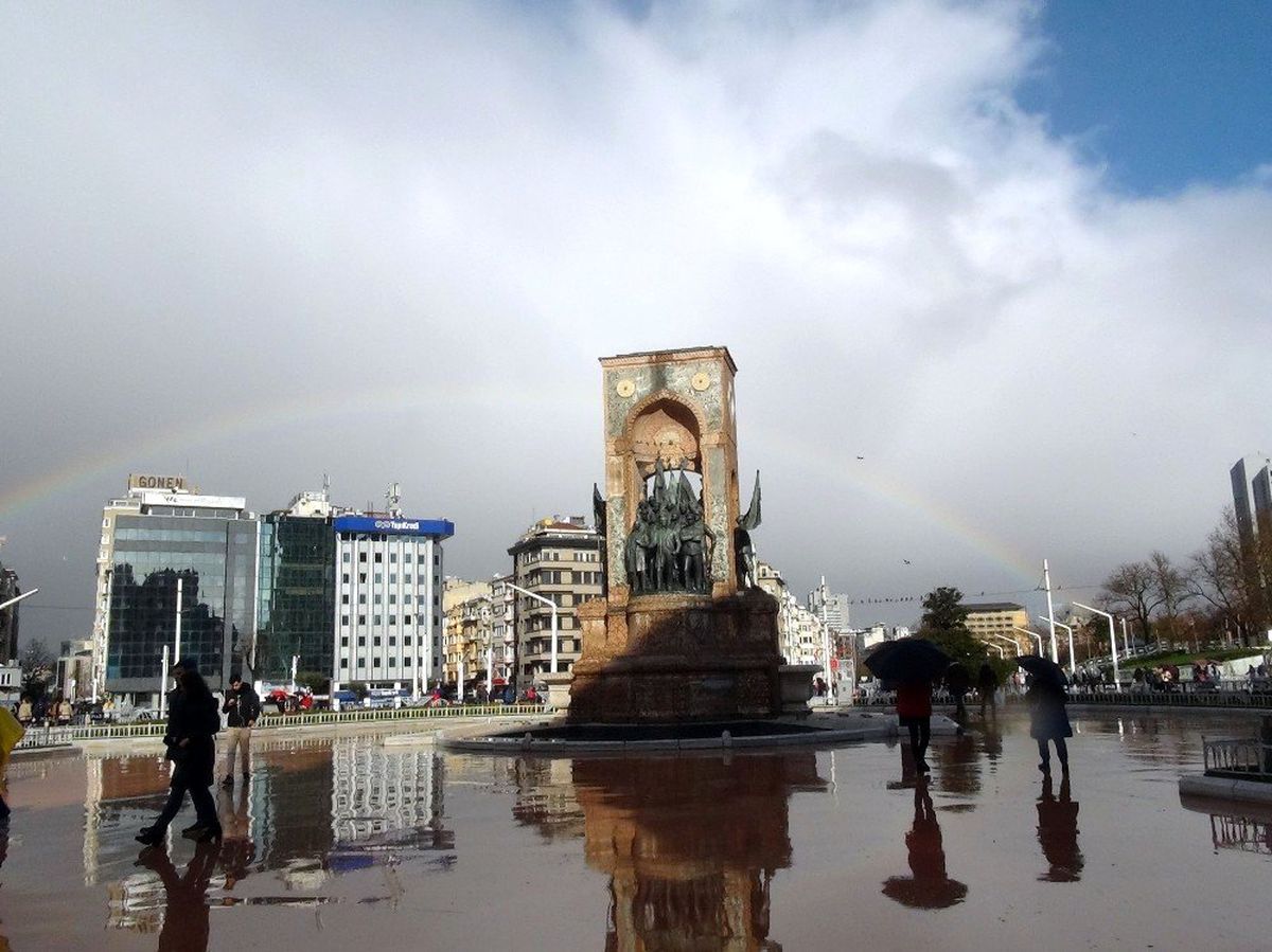 Boğaz\'da oluşan gökkuşağı hayran bıraktı