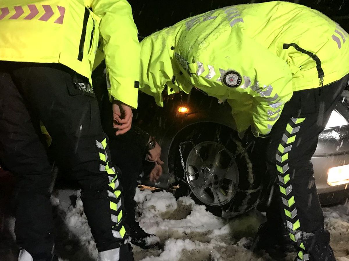 Bolu Dağı\'nda zorlanan sürücülerin yardımına trafik ekipleri koşuyor