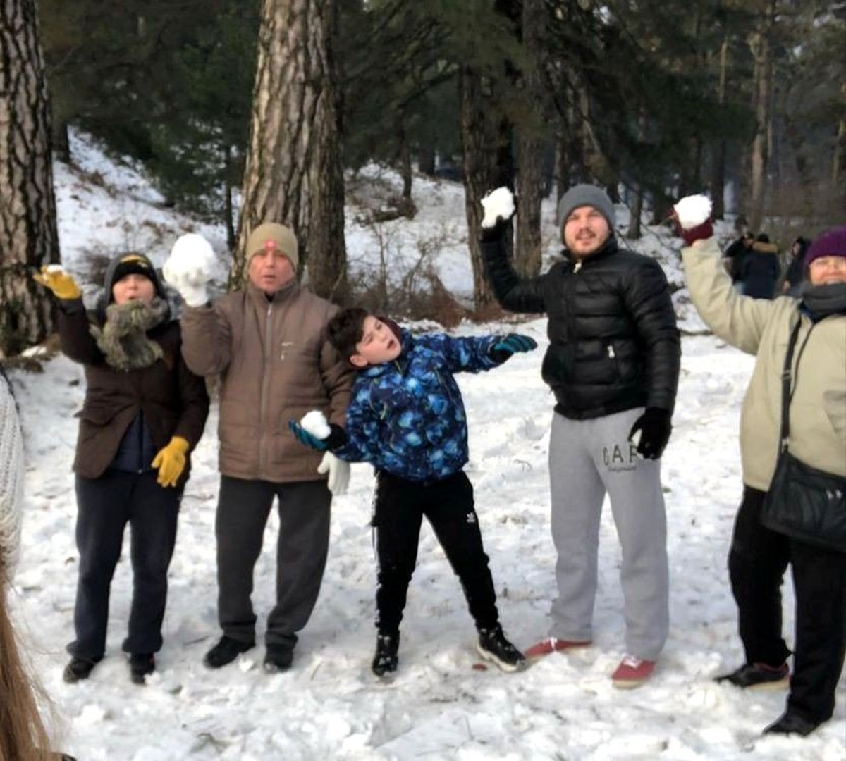 Burhaniyeliler kartopu oynamak için Kazdağı\'na gitti