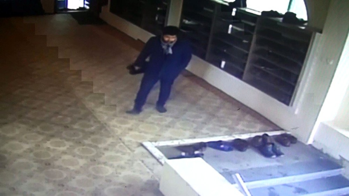 Camide ayakkabı hırsızlığı güvenlik kamerasında