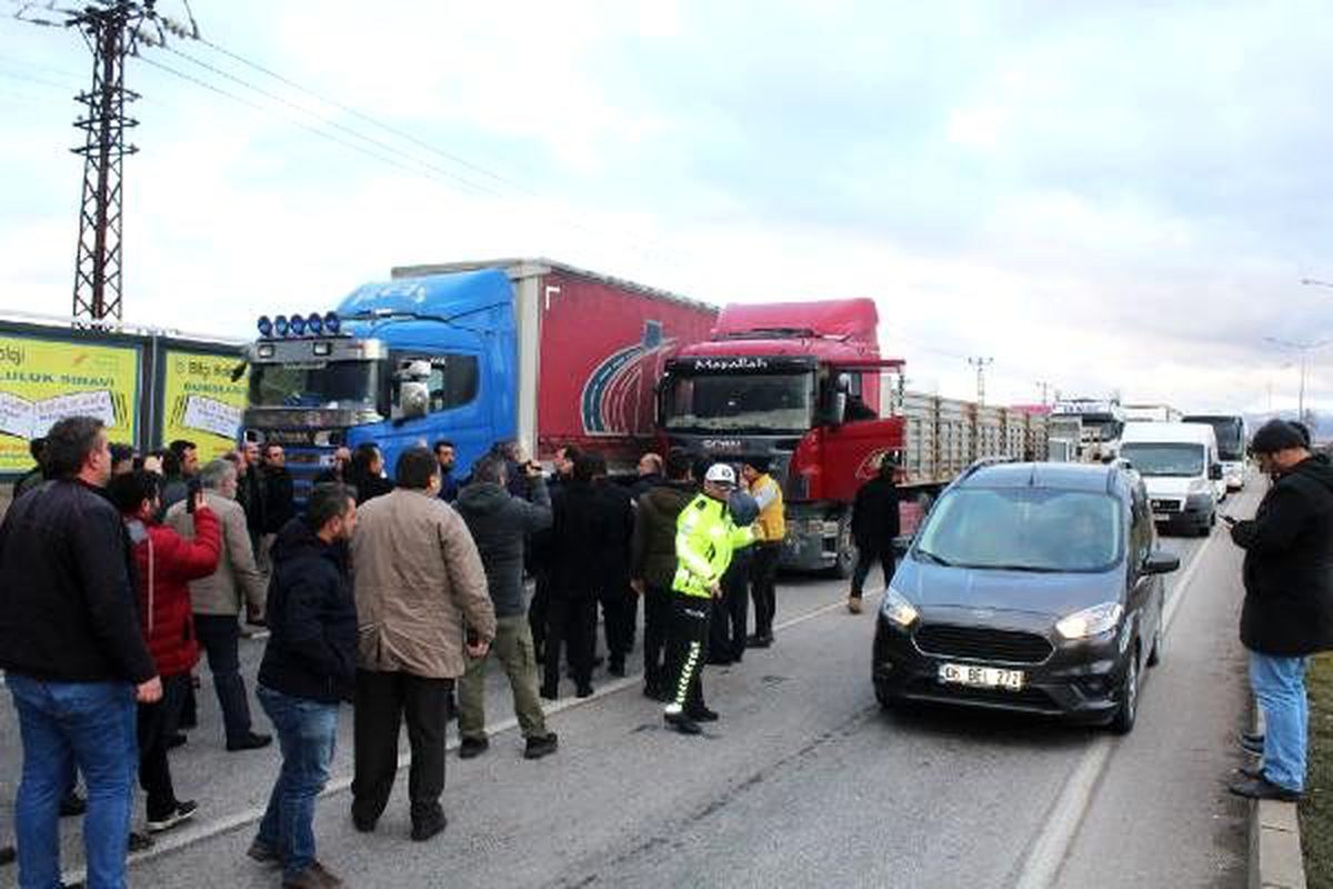 Çorum\'da, kamyon ve TIR sürücülerinden \'yönetmenlik\' tepkisi