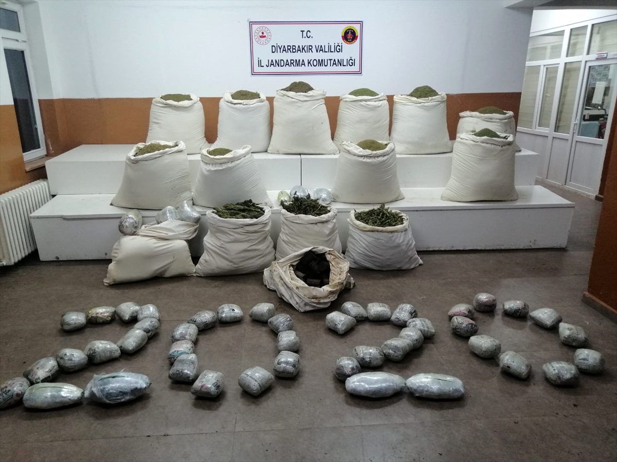 Diyarbakır\'daki terör operasyonunda 515 kilogram esrar ele geçirildi