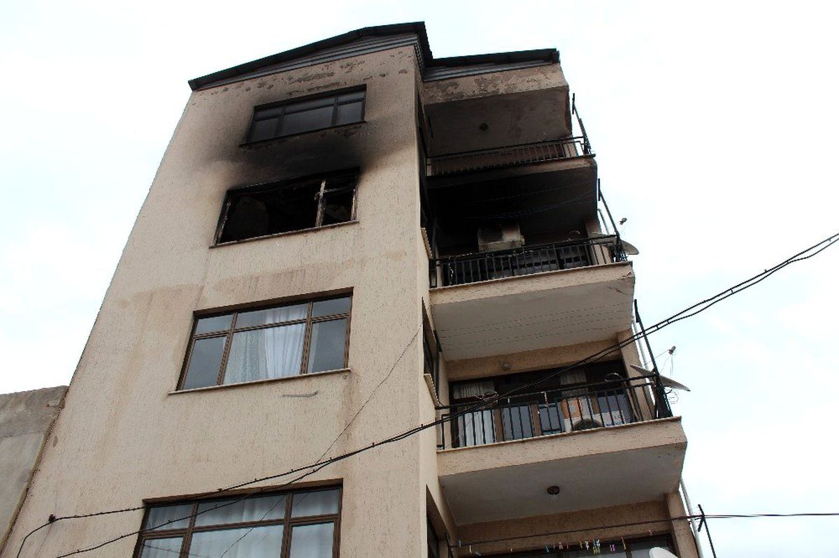 Dört katlı binada çıkan yangın korkuttu