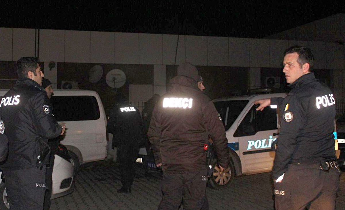 Edremit\'te polis operasyonla aranan 4 kişiyi yakaladı