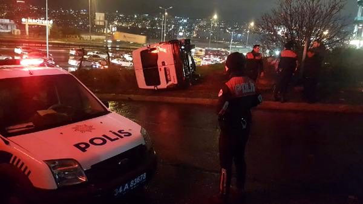 Esenyurt\'ta işçi servisi devrildi: 6 kişi hafif yaralandı