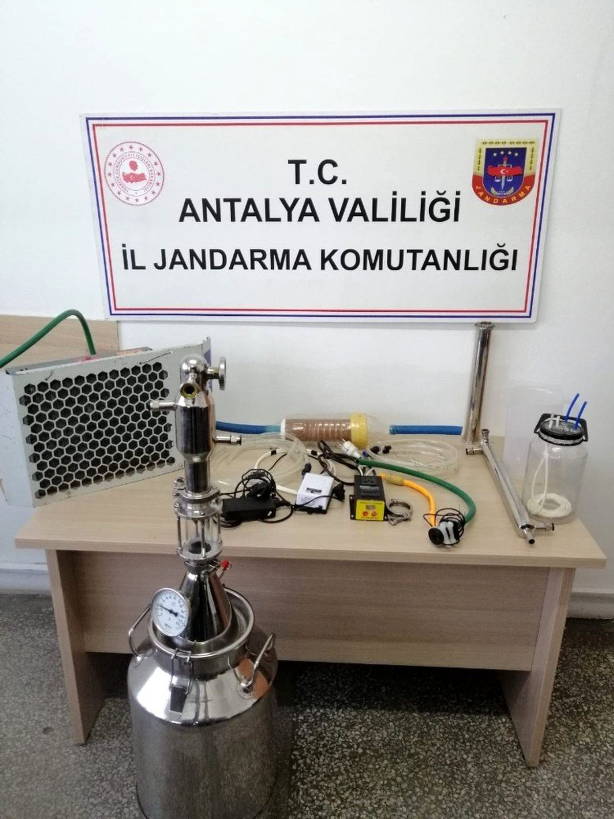 Evinde kurduğu alkol imalatı düzeneğini sosyal medyada paylaşınca yakalandı