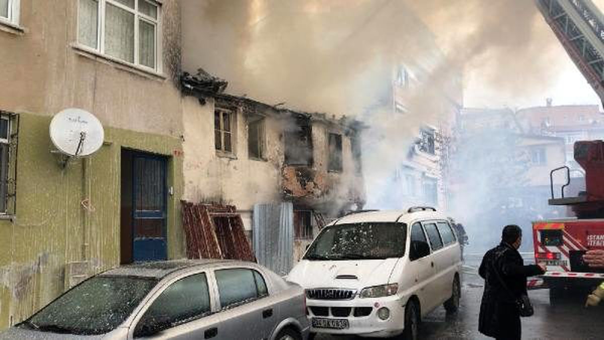 Fatih\'te metruk bina alev alev yandı - 1