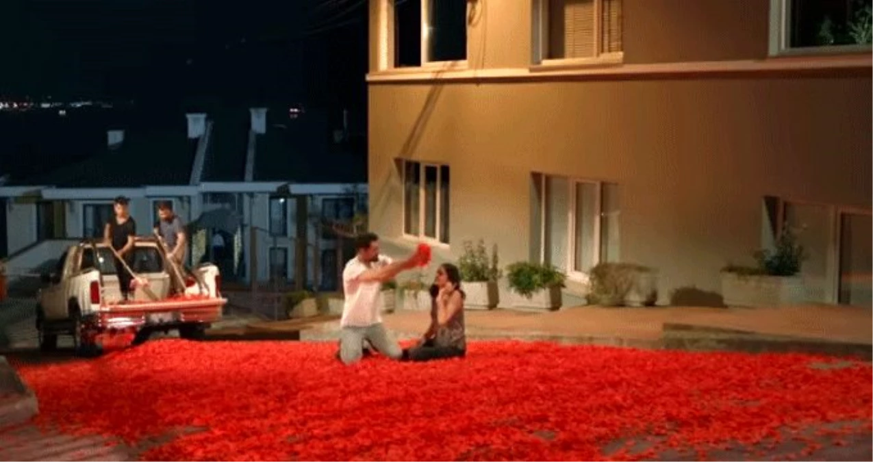 Film sahnesi olay oldu! Onur Tuna\'dan Tuvana Türkay\'a 100 bin gül yaprağı ile evlilik teklifi