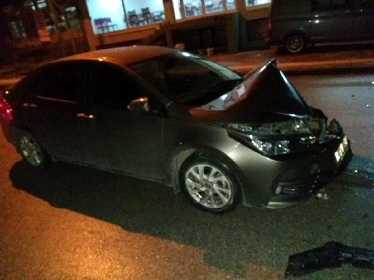 Freni boşalan kamyonetin park halindeki araçlara çarpma anı kamerada