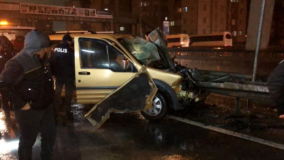 Hafif ticari araç bariyerlere ok gibi saplandı: 1 ağır yaralı