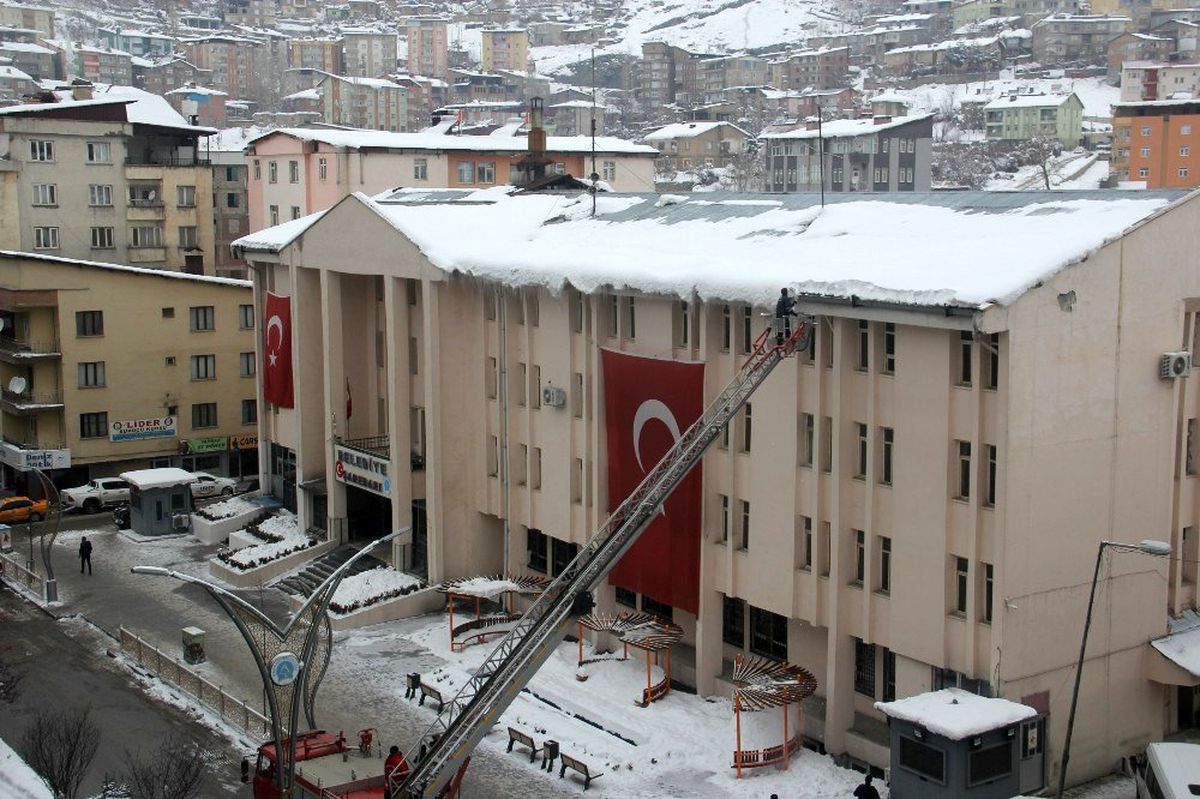 Hakkari\'de tehlike oluşturan buz ve kar kütleleri temizleniyor