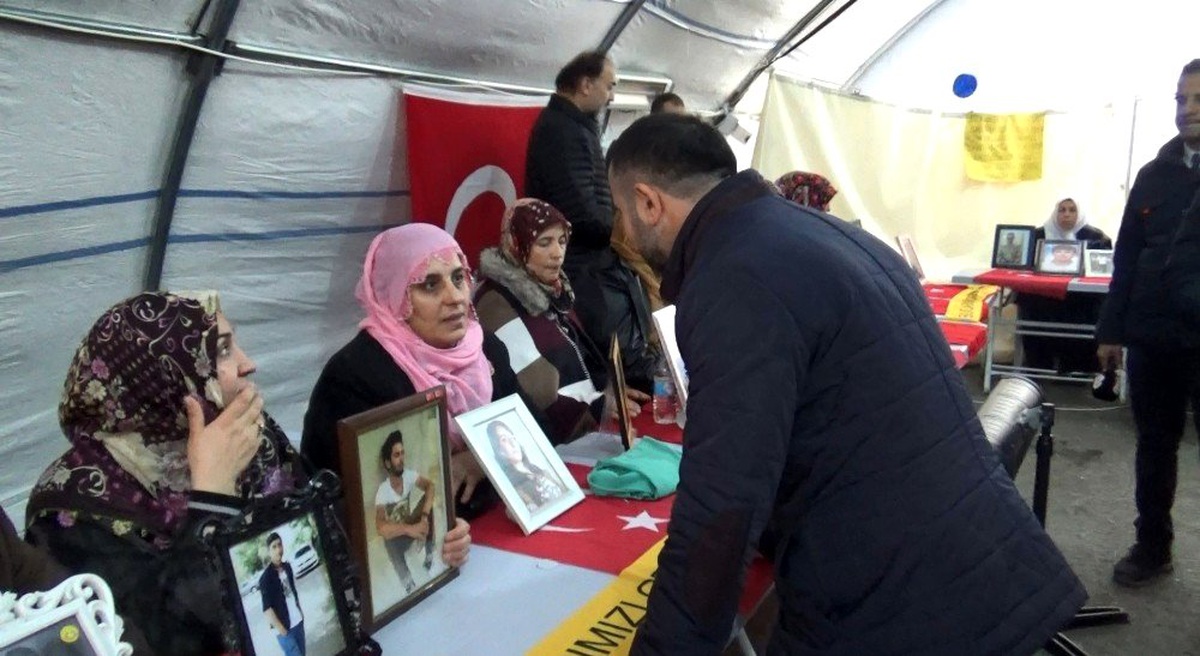 HDP önünde evlat nöbeti tutan ailelere destek ziyareti sürüyor