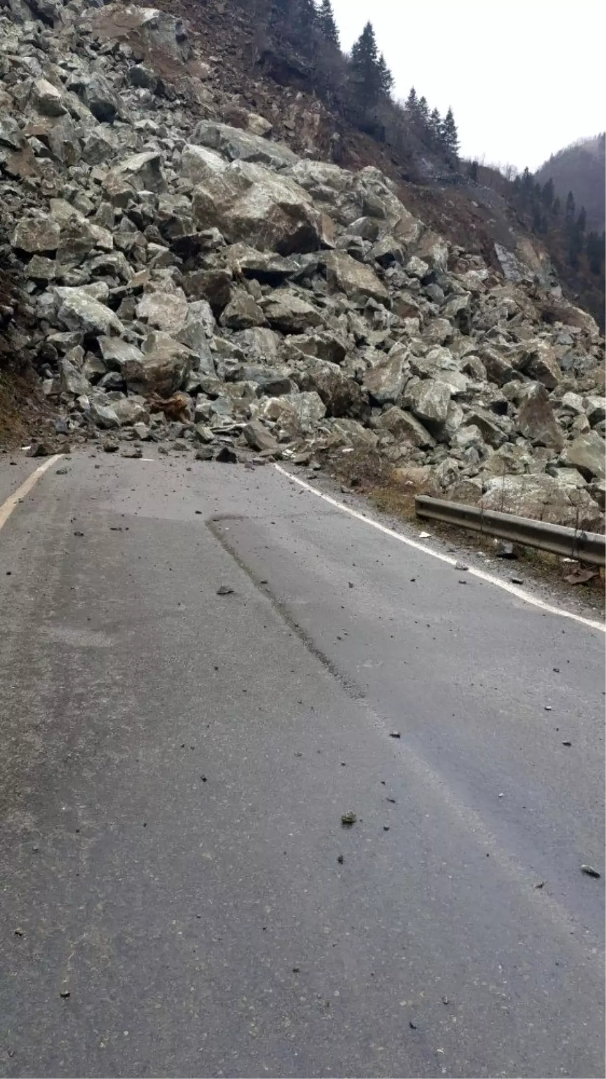 Heyelanın kapattığı yolu açma çalışmaları sürüyor