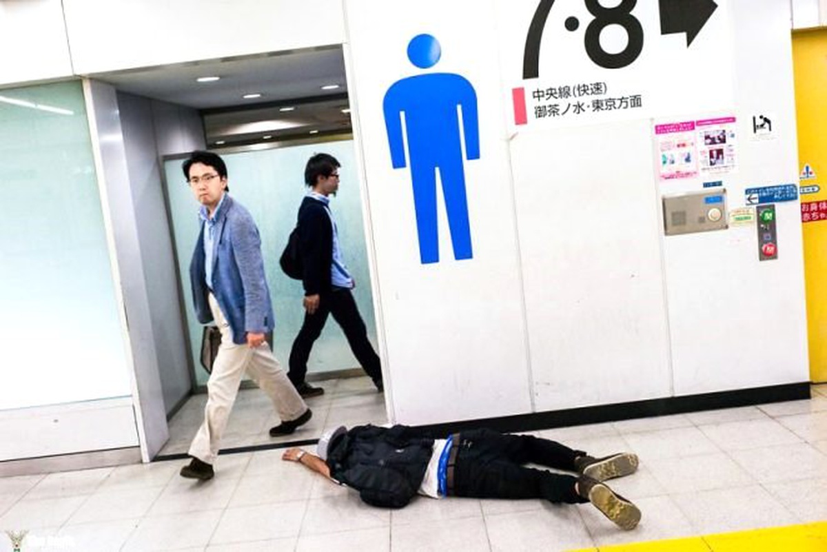 İçip Yolda Sızan Japonları Gösteren İlginç Fotoğraf Serisi