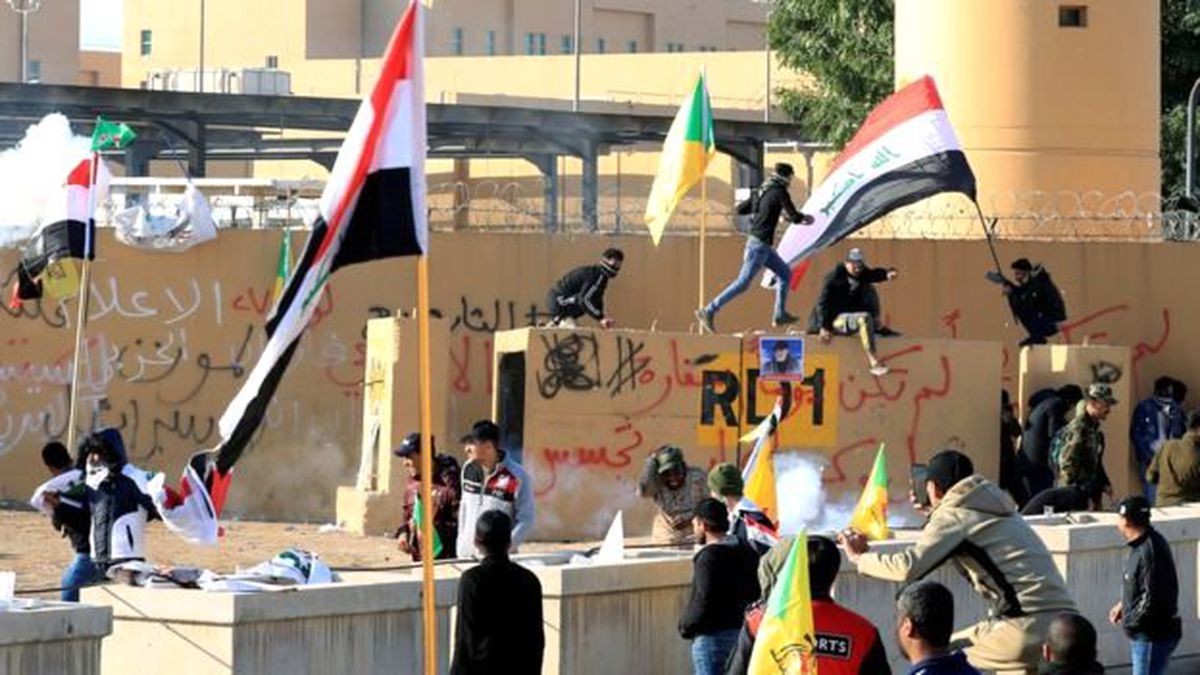 Irak\'ta protestocular ABD Büyükelçiliği\'nin önünden çekildi