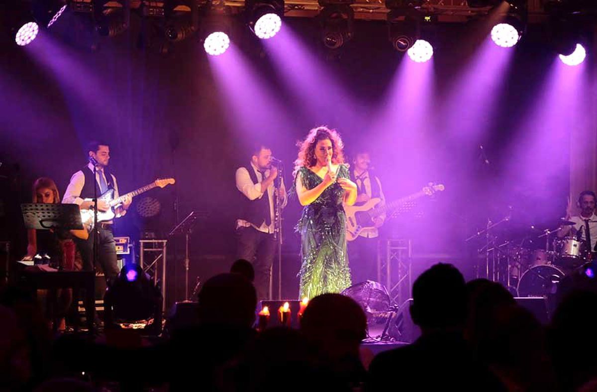 Işın Karaca, playback yapan şarkıcıları eleştirdi