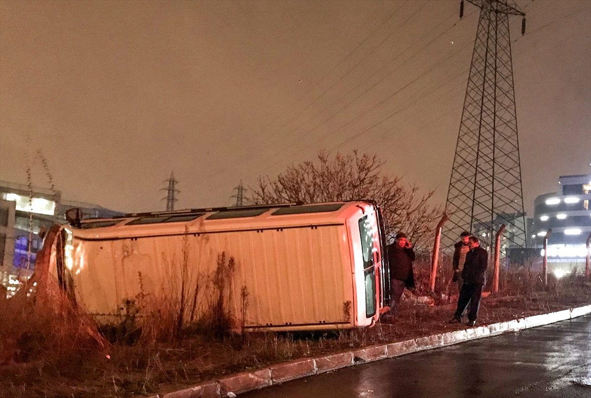 İstanbul\'da işçi servisinin devrilmesi sonucu 6 kişi yaralandı