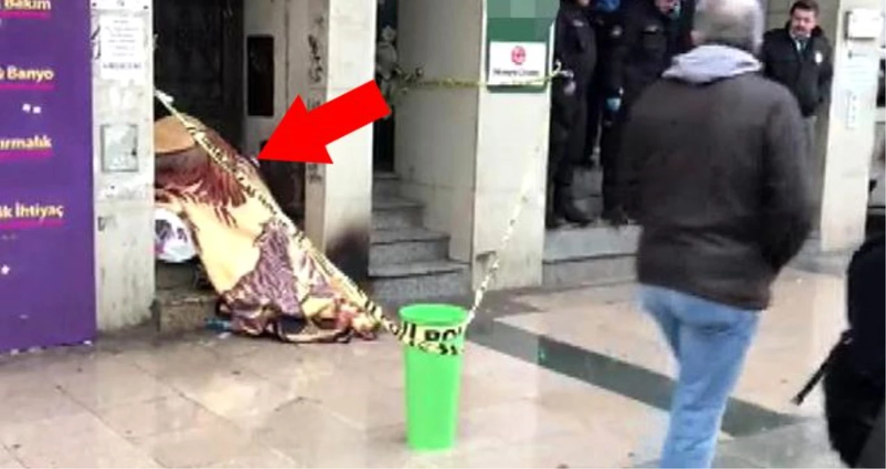 İstanbul\'un göbeğinde battaniyeye sarılı bir kişinin cesedi bulundu
