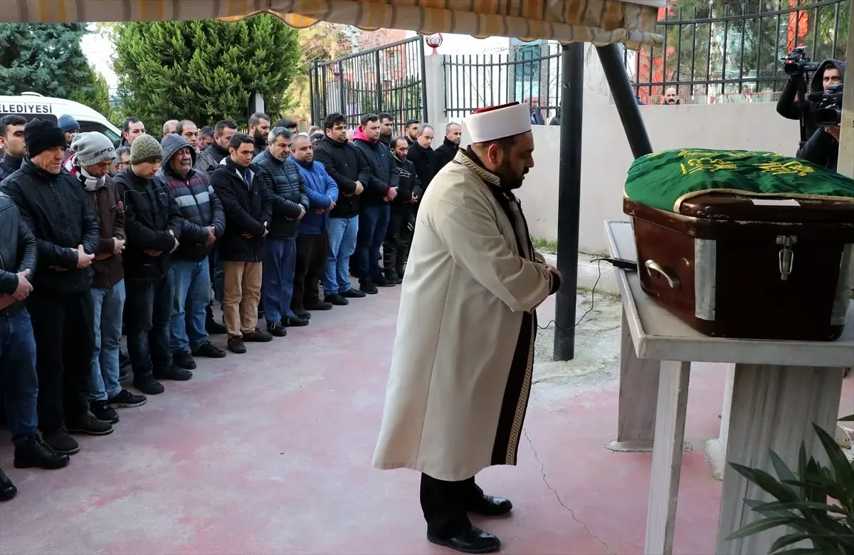 İzmir\'deki silahlı saldırıda hayatını kaybedenler toprağa verildi