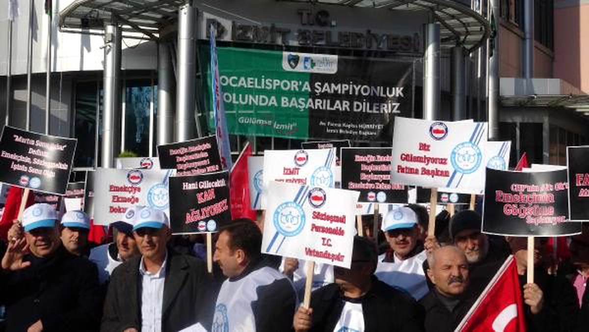 İzmit Belediyesi\'nde 25 çalışanın işsiz kalması protesto edildi
