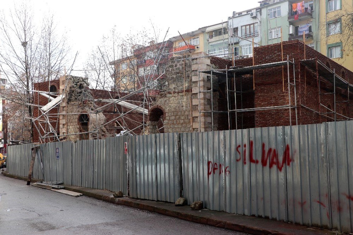 İzmit\'te tarihi caminin duvarları restorasyon sırasında yıkıldı