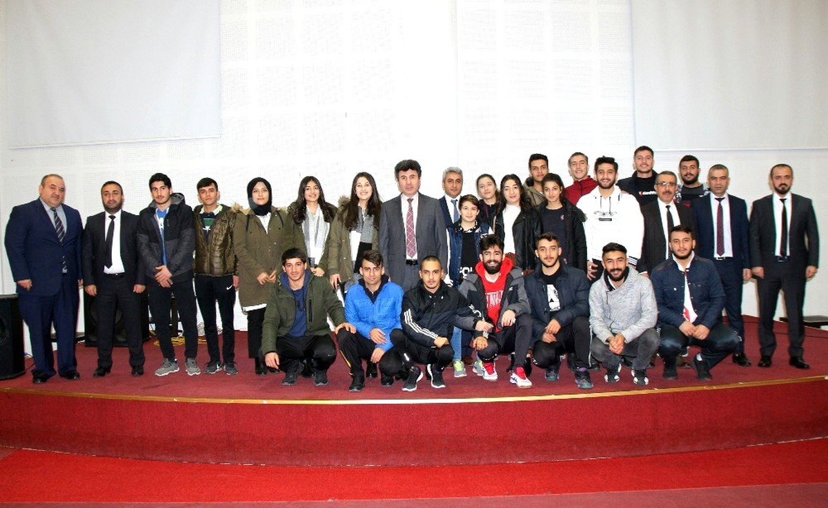 Karacoşkun başarılı sporcularla bir araya geldi
