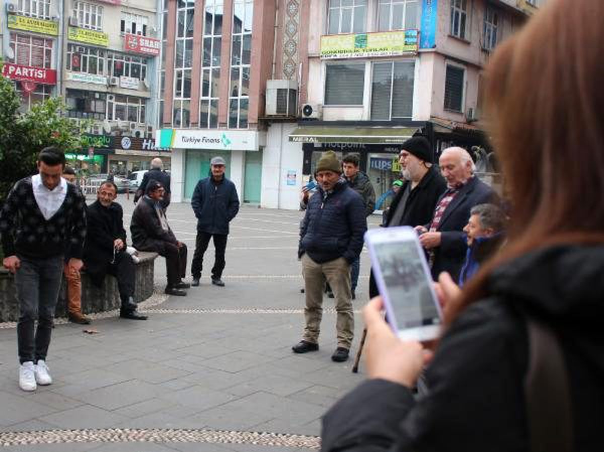 Kemençe sesini duyunca yerinde duramıyor