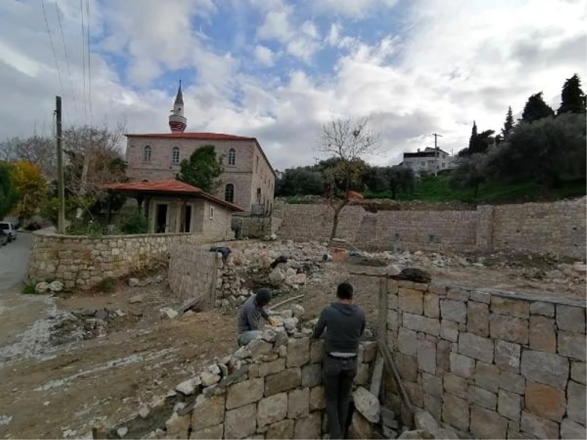 Kendini müdür olarak atayan başkan, şimdi de mezarlık üstüne kafeterya yapıyor