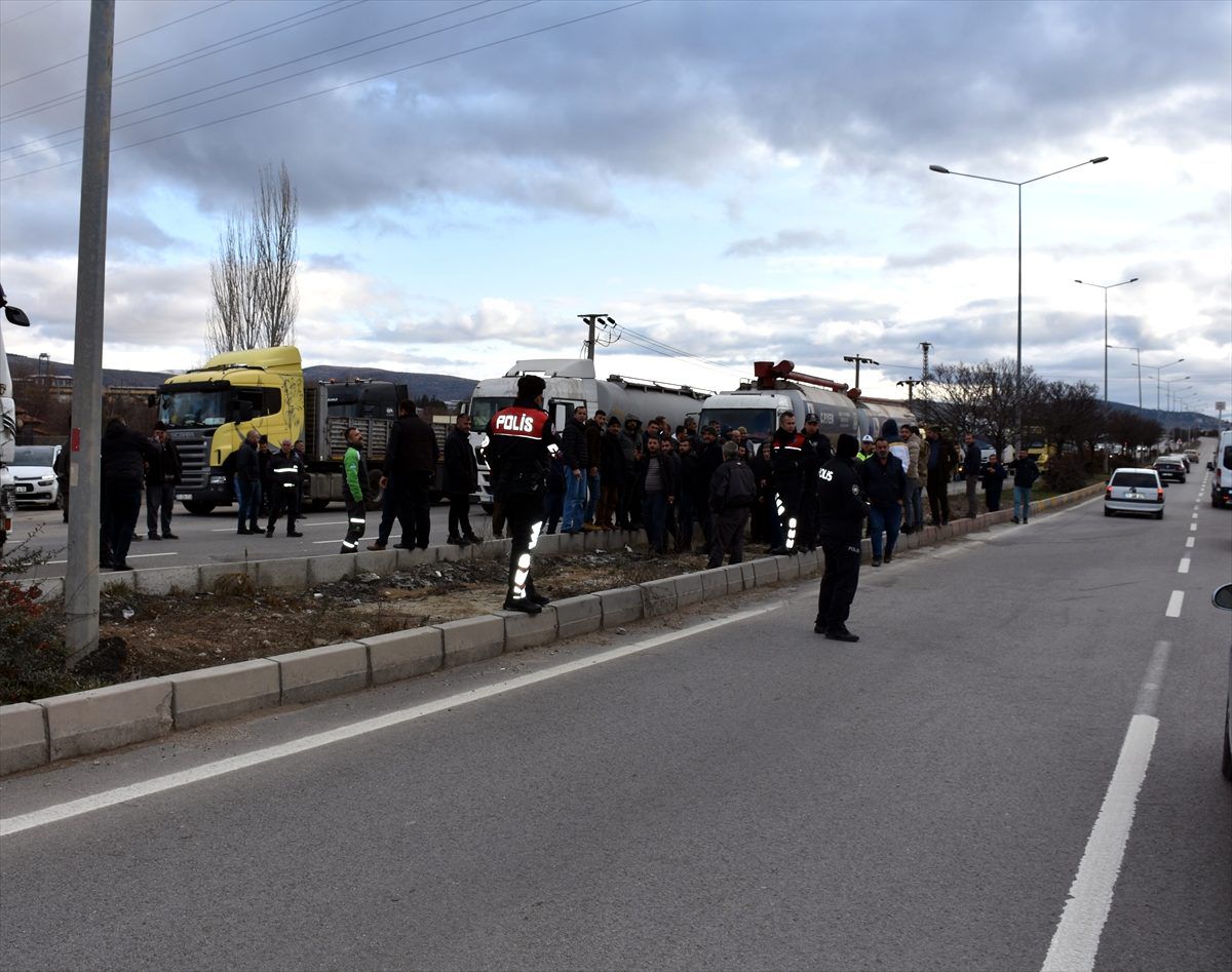 Kırıkkale\'de nakliyeciler kara yolunu trafiğe kapattı