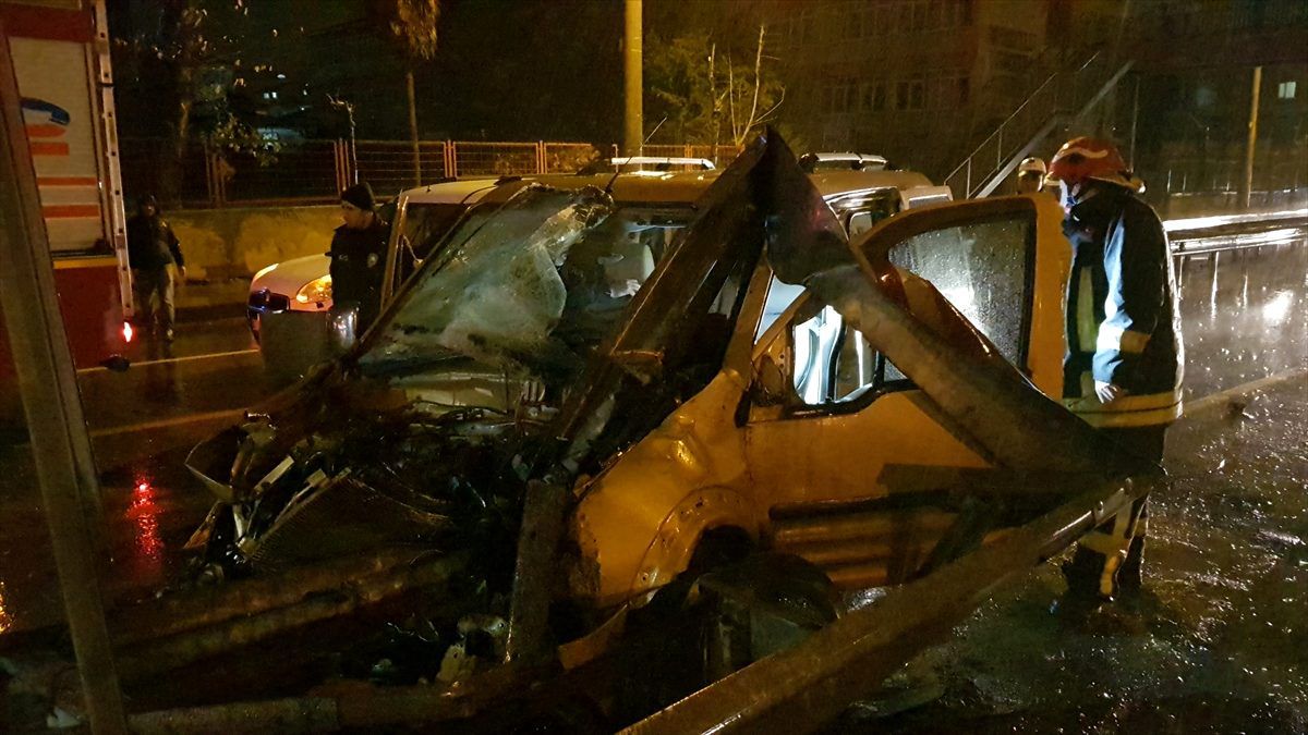 Kocaeli\'de bariyerlere çarpan hafif ticari aracın sürücüsü ağır yaralandı