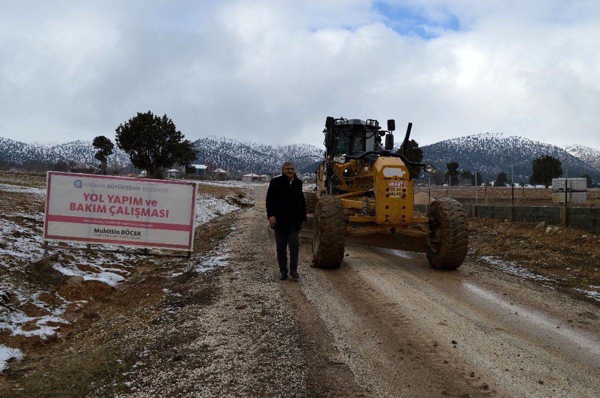 Korkuteli grup yollarında bakım onarım sürüyor