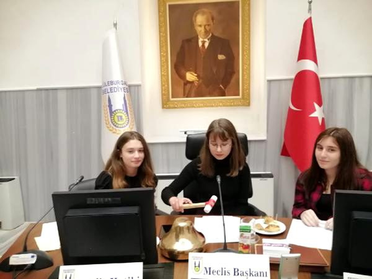 Lüleburgaz\'da, \'Ulusal Egemenlik ve Çocuk Yılı\' kapsamında ilk mecliste çocuklar toplandı